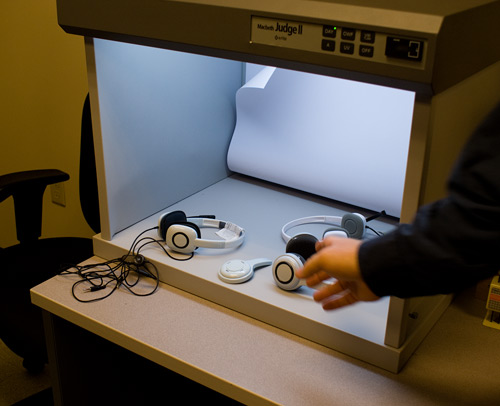 Разные источники света помогают более комплексно оценить окрас. Внимание к деталям впечатляет.