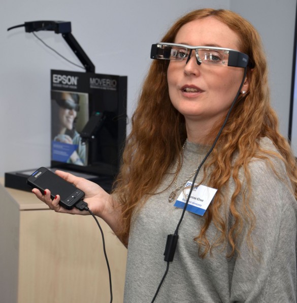 Маркетинг-менеджер Юлия Соколова демонстрирует новинку 