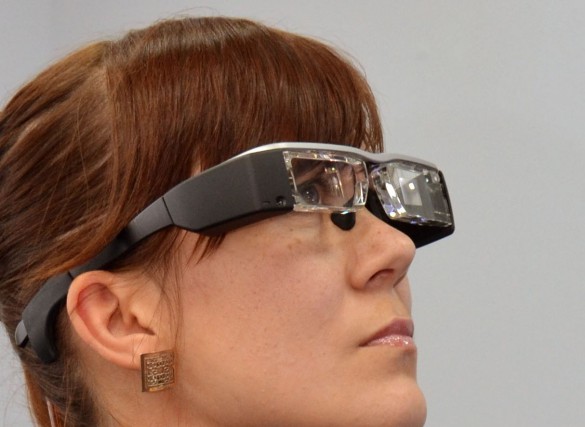 Интересно, что со стороны абсолютно невозможно рассмотреть, что именно показывают очки