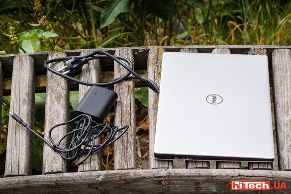 Блок питания компактный, а вот шнур все равно толстый