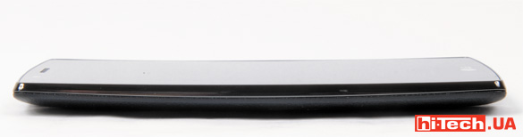 Благодаря выпуклой форме задней панели аппарат визуально кажется тоньше, а изогнутость экрана заметней