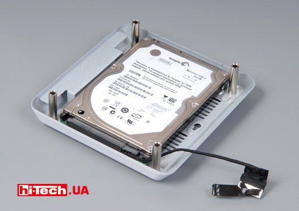  Нижнюю панель можно заменить на отсек для установки накопителя типоразмера 2,5”