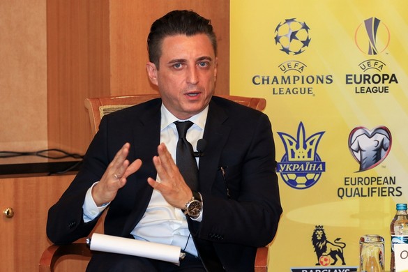 "Мы проповедуем определенную философию платного спортивного телевидения, которой следуют, в принципе, во всем мире. Платная модель телевидения базируется на трех китах: 1) эксклюзивность контента; 2) качество собственного производства – это то, что отличает показ одного и того же матча на платном и эфирном каналах; 3) доступность подключения платного канала", директор телеканалов «Футбол 1»/«Футбол 2» Александр Денисов