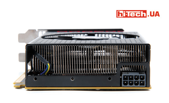 Разъем питания всего один, но он восьмиконтактный