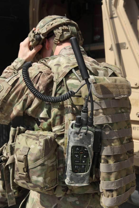 Радиостанция AN/PRC-154 поддерживает работу в мобильной одноранговой сети (MANET)