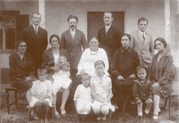 Начать собственное генеалогическое исследование стоит с опроса ближайших родственников и изучения семейного архива. Каждая деталь, которую смогут сообщить вам родители, а также бабушки и дедушки, может иметь большое значение