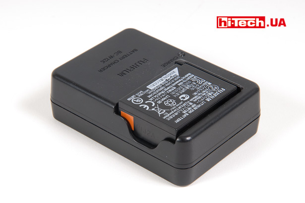 Для зарядки аккумулятора камеры Fujifilm X-E2S предусмотрено специальное устройство