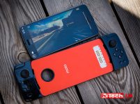 Moto Z2 Play и аксессуар Moto GamePad