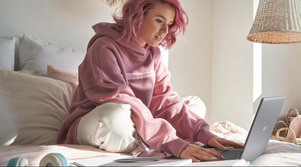 Acer laptop notebook girl